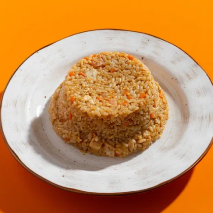 Жареный рис с креветками ,морковью и яйцом