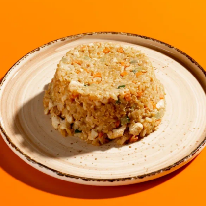 Жареный рис с курицей, овощами и яйцом