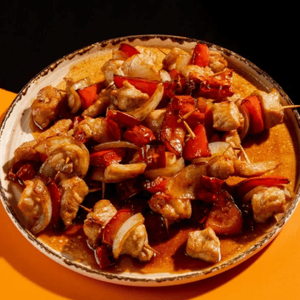 Жареные кусочки свинины на шпажках