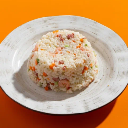 Жареный рис с колбасой