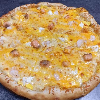 Сырная с красной рыбкой и тигровыми креветками.