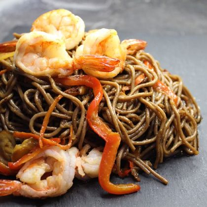 Гречневая Лапша WOK с креветками и сливочным соусом