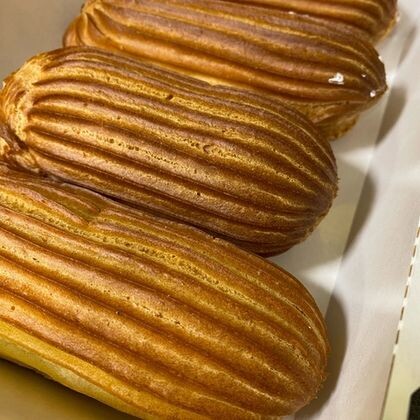 Эклер со взбитыми сливками