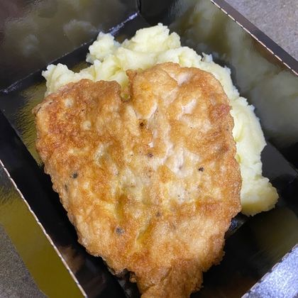 Куриный бризоль с картофельным пюре