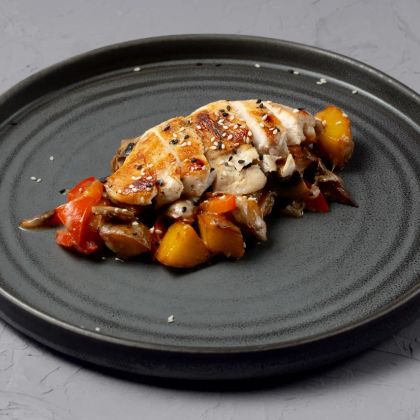 Куриное филе с сырными овощами и кунжутом