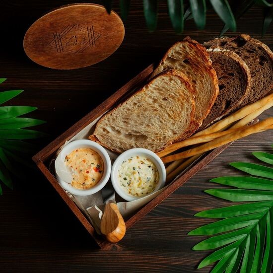 Хлебная корзинка с перечным и горчичным маслом