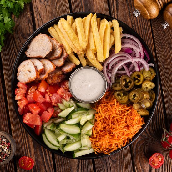Шаверма на тарелке со свининой и курицей