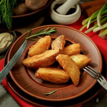 Картофель по-деревенски с соусом 150/50 гр.