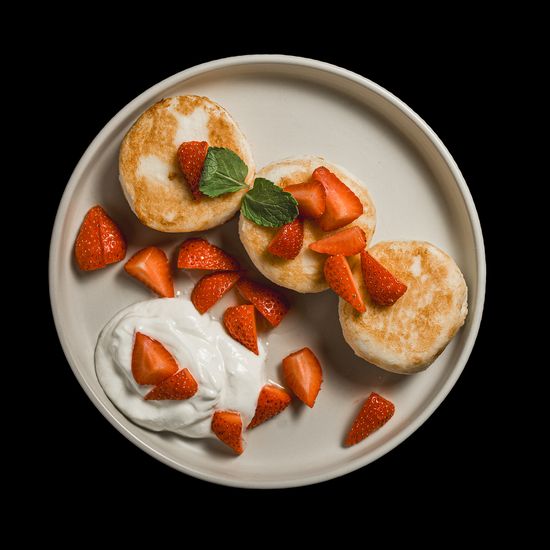 Сырники со сметаной и клубникой