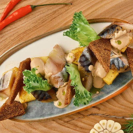 Подкопченая скубрия с соусом из кваса