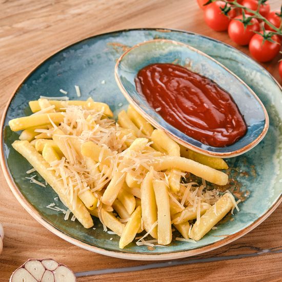 Картофель фри с пармезаном и томатным соусом