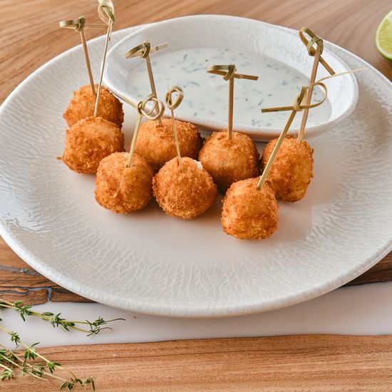 Моцарелла с беконом и чесночным соусом