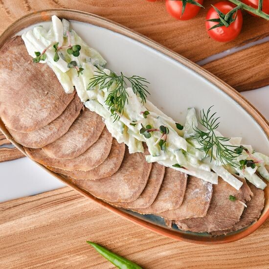 Говяжий язык с редькой и соусом из хрена