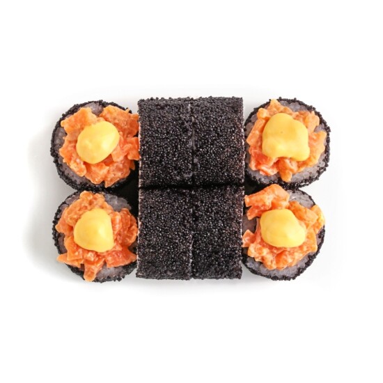 Ролл с рубленным лососем и соусом манго