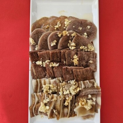 Нарезка из ушей, говядины и языка