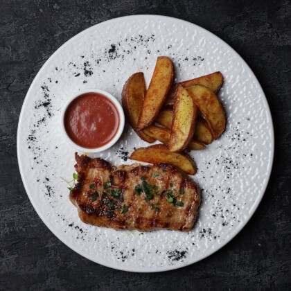 Свиной эскалоп с соусом сальса