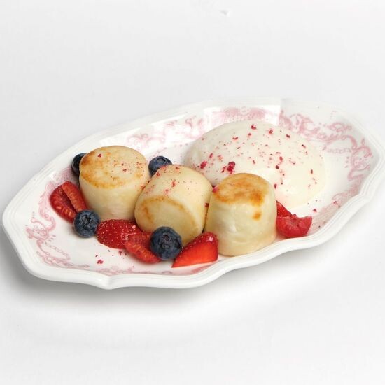 Сырники со свежими ягодами и муссом из кокосовой сгущенки