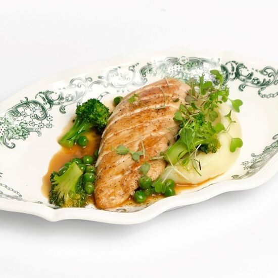 Куриная грудка с картофельным пюре и соусом жу