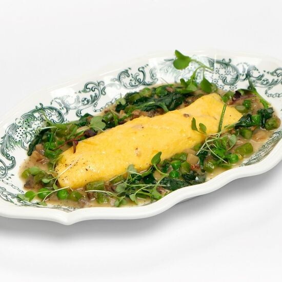 Французский омлет с грибами, зеленым горошком и соусом велюте