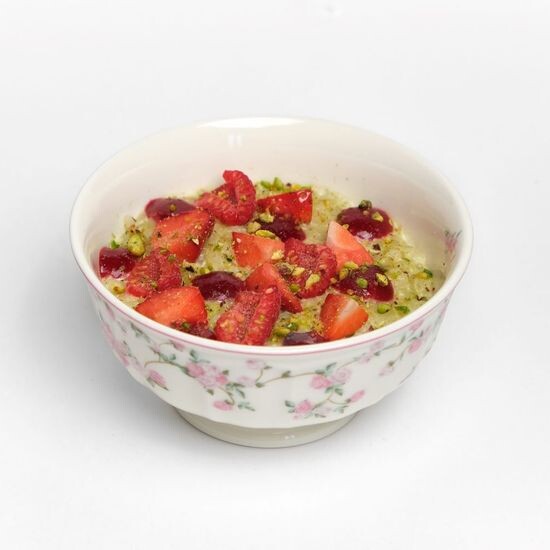 Фисташковая рисовая каша с клубникой и малиновым гелем