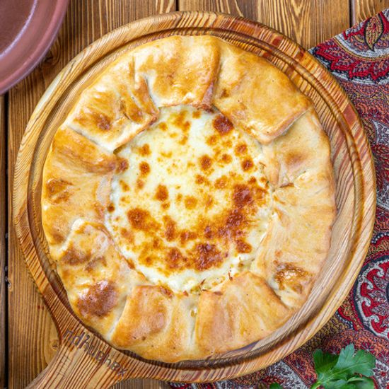 Хачапури с зеленым луком и яйцом