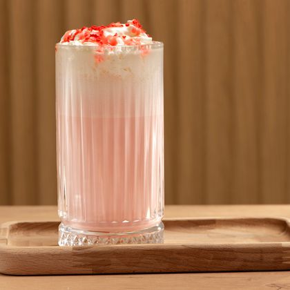 Коктейль молочный клубничный