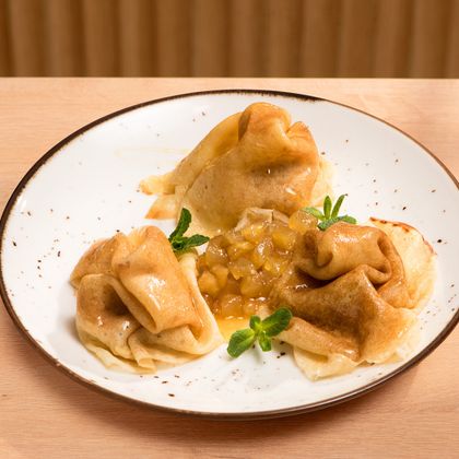 Блинчики с яблоками и карамельным соусом