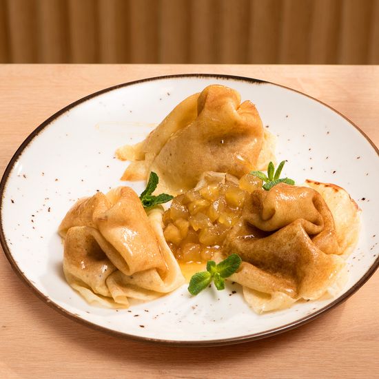 Блинчики с яблоками и карамельным соусом