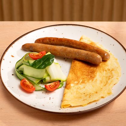 Омлет с говяжьей сосиской и зеленью