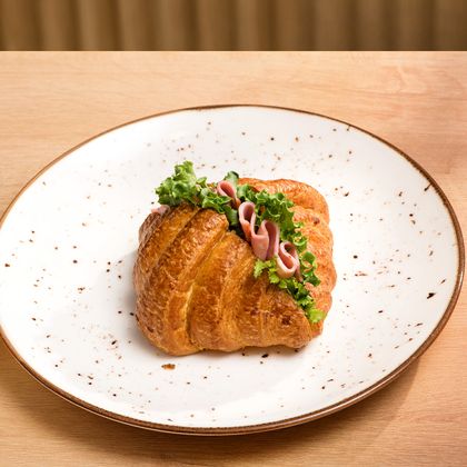 Круассан с мартаделлой и творожным муссом