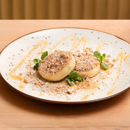 Сырники с карамелью и орехами