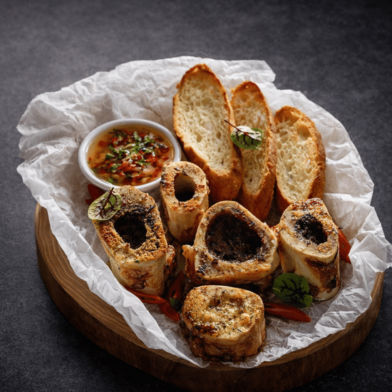 Мозговая кость с ржаным хлебом и солью