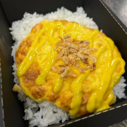 Запеченное куриное филе под сырной шапкой в соусе карри с рисом