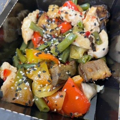 Куриная грудка с овощами в соусе сладкий чили