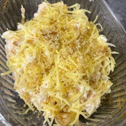 Салат с курицей и ананасом и дробленным арахисом