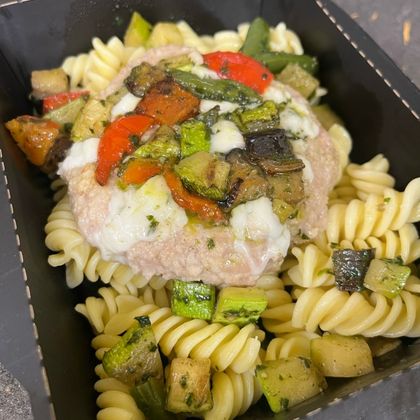 Мясная котлета по итальянски с фузилли