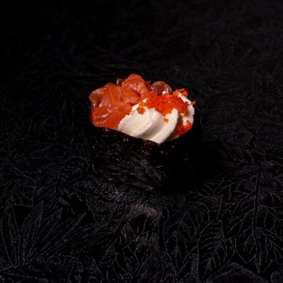 Гункан с лососем и сыром