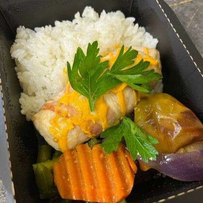 Куриный рулет в беконе с грибами и сыром с рисом и печеными овощами