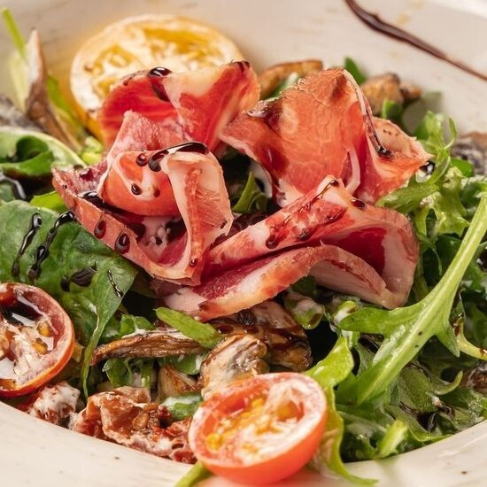 Салат с вяленым мясом и трюфельным соусом