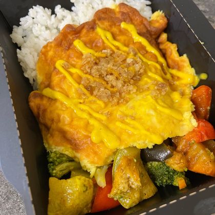 Куриная грудка под сырной шапочкой карри с рисом и овощами