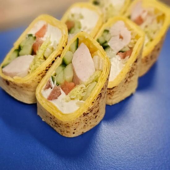 Тортилья с копчёной курицей с соусом Тобико