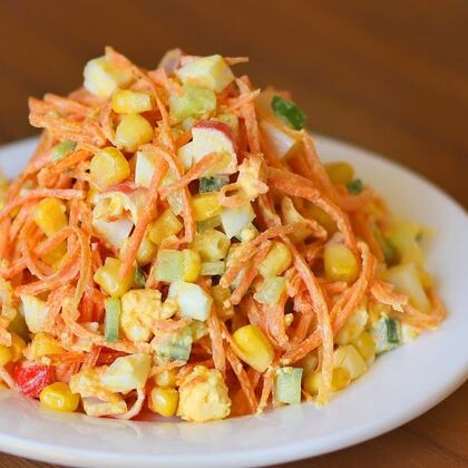 Салат с крабовыми палочками и корейской морковью