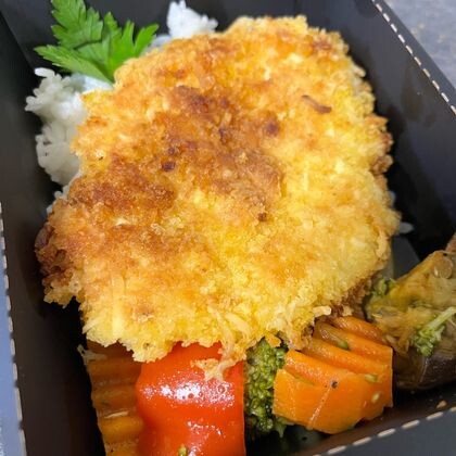Куриный шницель с рисом и овощами
