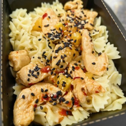 Куриная грудка с ананасом в соусе сладкий чили с макаронами