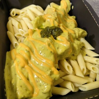 Куриное филе в сырном соусе с песто с макаронами