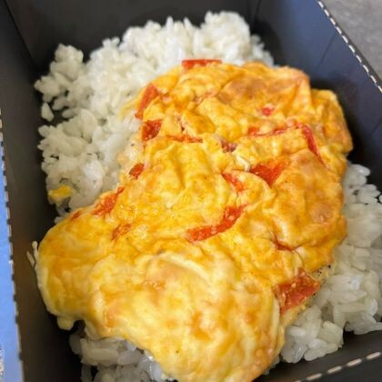 Запеченная свинина под сырной шапочкой с паприкой с рисом