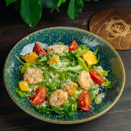 Салат с креветками и кусочками манго