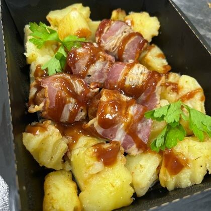 Фрикадельки в беконе с печеным картофелем в соусе барбекю