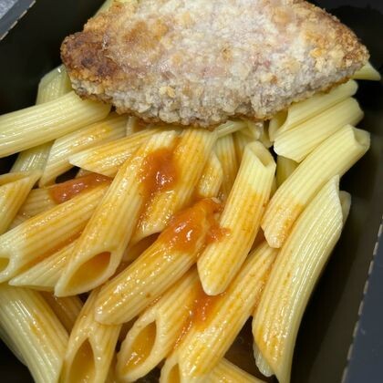 Домашняя котлета с макаронами