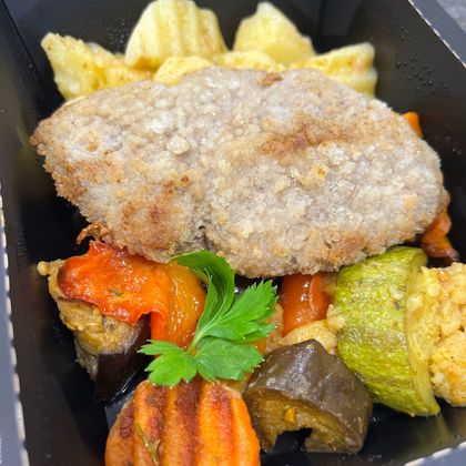Полтавская котлета из говядины со свиной грудинкой с печеным картофелем и овощами